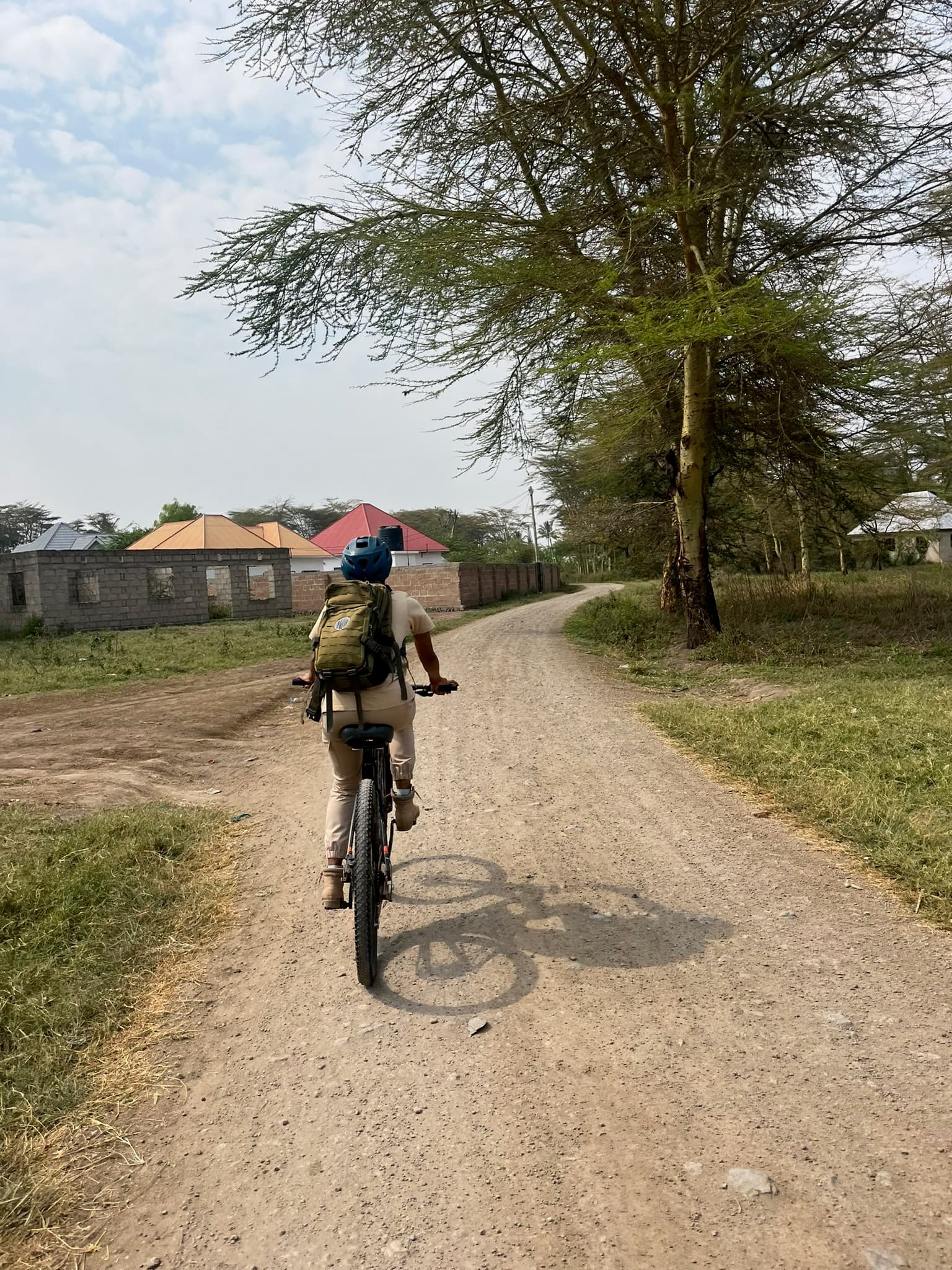 Fietsen langs de bananenplantages tijdens de fietstour in Mto wa Mbu