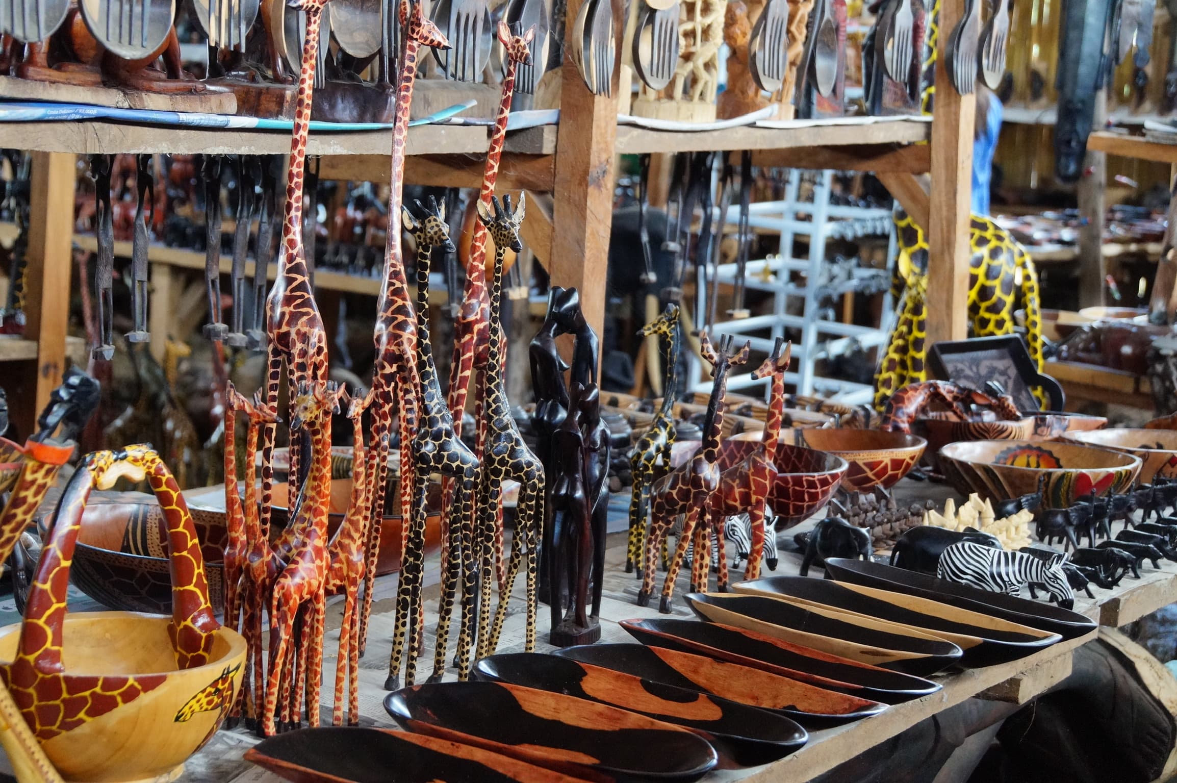 Handgemaakte Tanzaniaanse souvenirs uitgestald op de markt