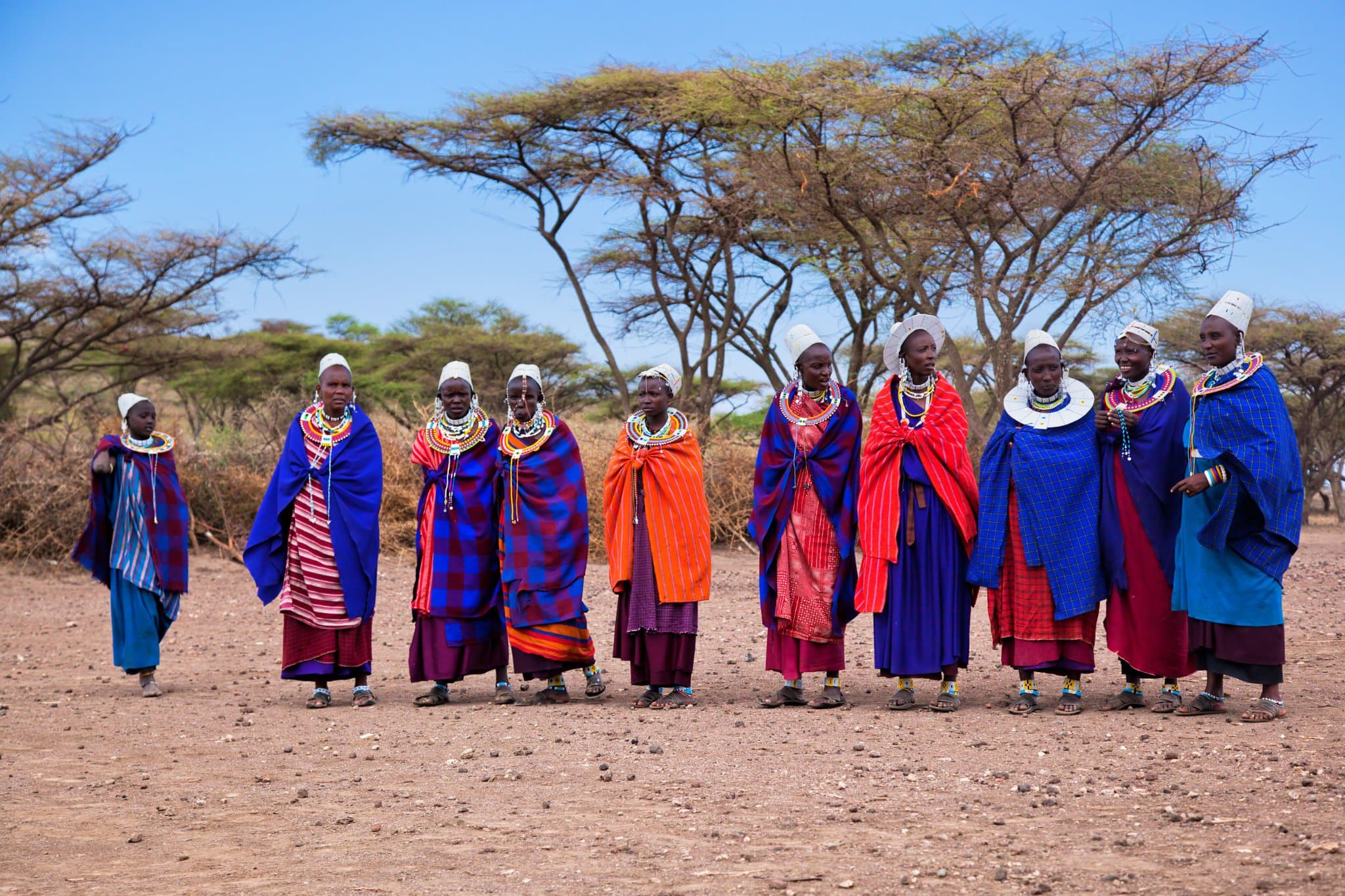 Maasai in traditionele kleding bij hun dorp in Tanzania