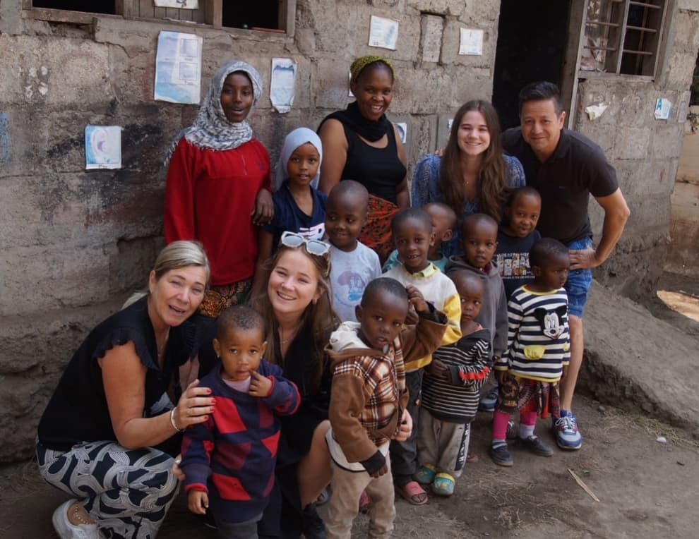 Nederlandse familie samen met kinderen bij een day care in Tanzania