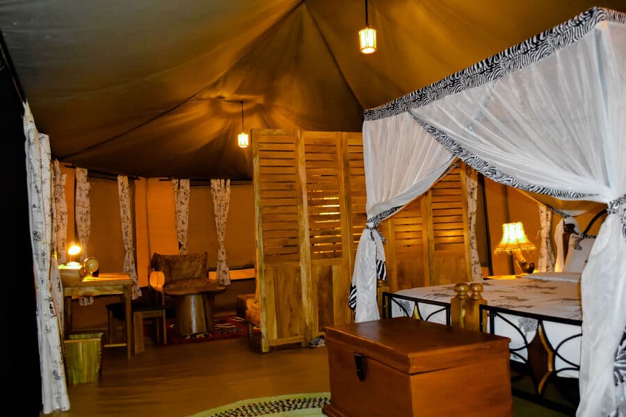 Vroege ochtend bij een safarilodge in Tanzania met uitzicht over de savanne