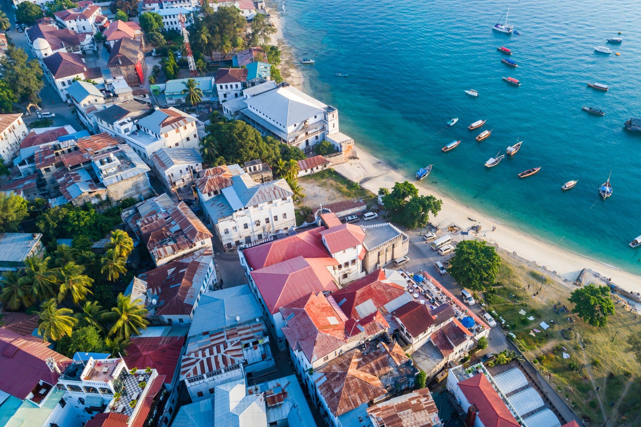 Luchtfoto van Stone Town aan de kust van Zanzibar
