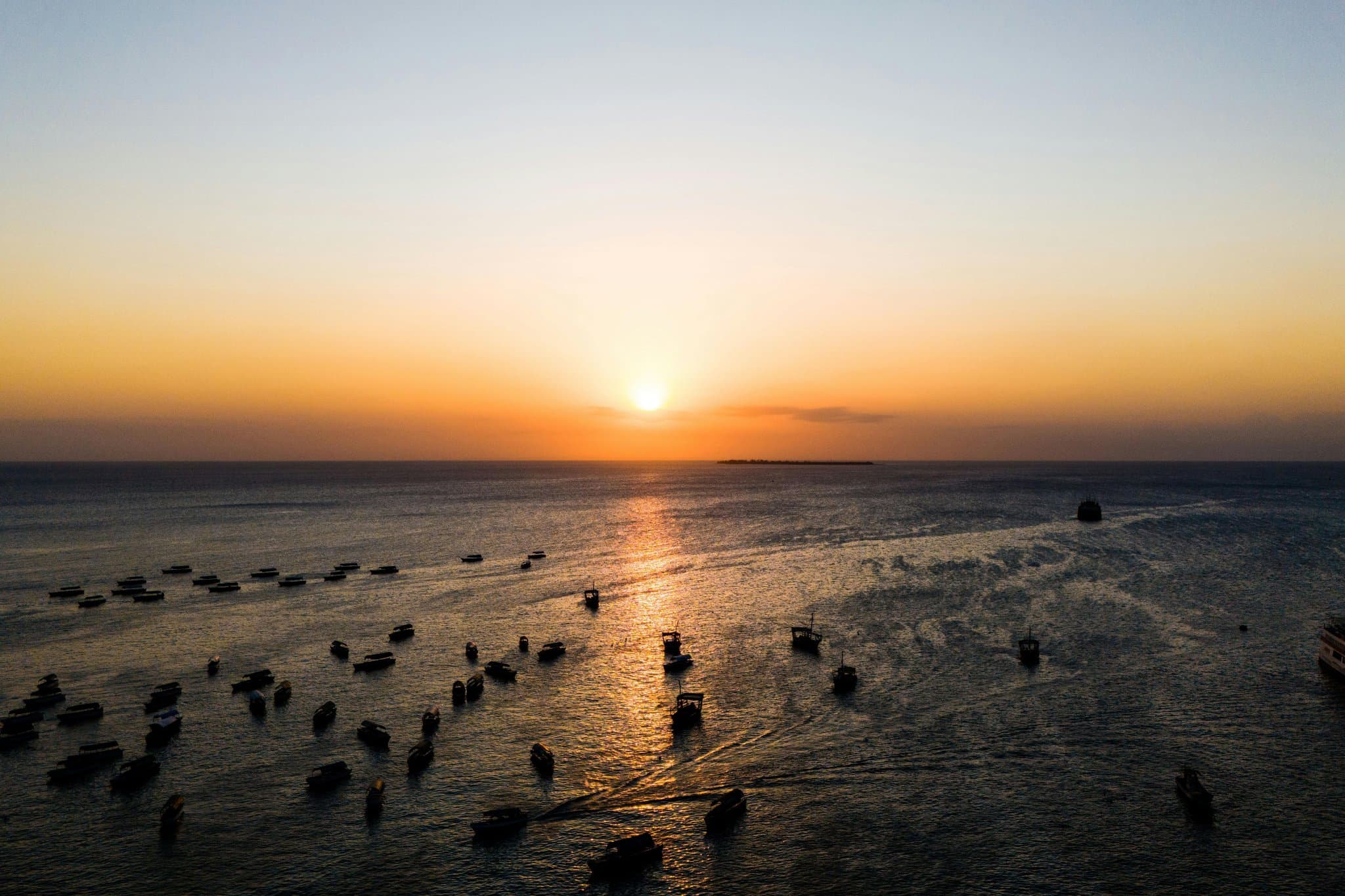Zonsondergang boven de Indische Oceaan bij Zanzibar met vissersboten