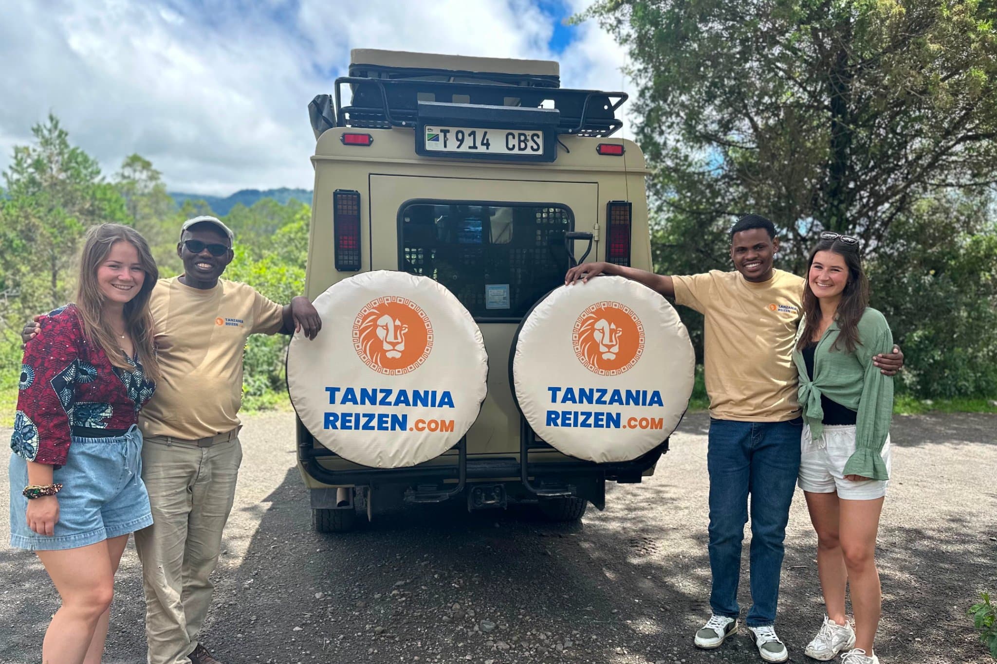 Madelon en Joelle samen met gidsen Jonas en Collin bij de safariwagen van Tanzania Reizen