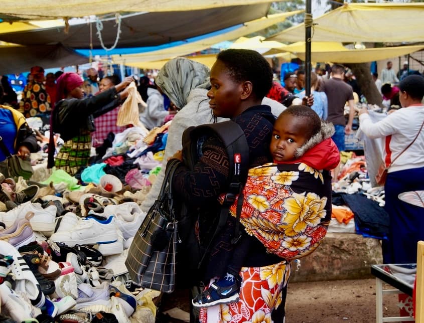 Tanzaniaanse mama samen met kind op de lokale markt in Arusha