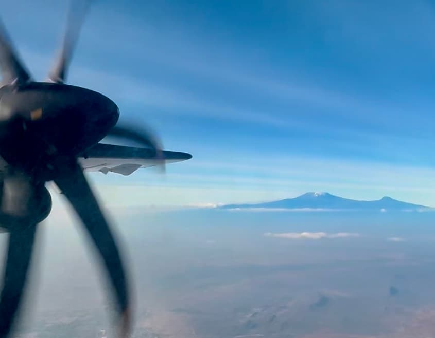 Uitzicht op de Kilimanjaro vanuit het vliegtuig