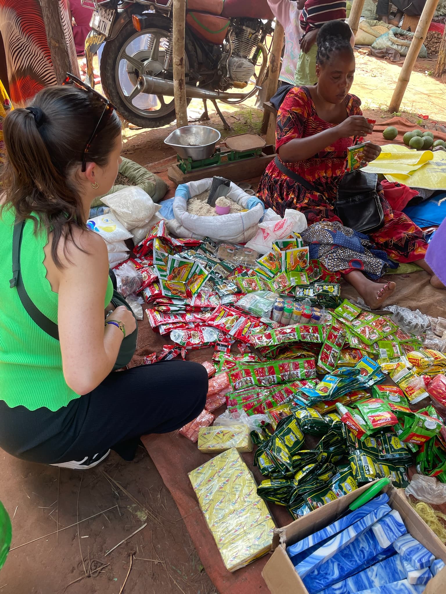 In gesprek met een handelaar op de lokale markt in Arusha