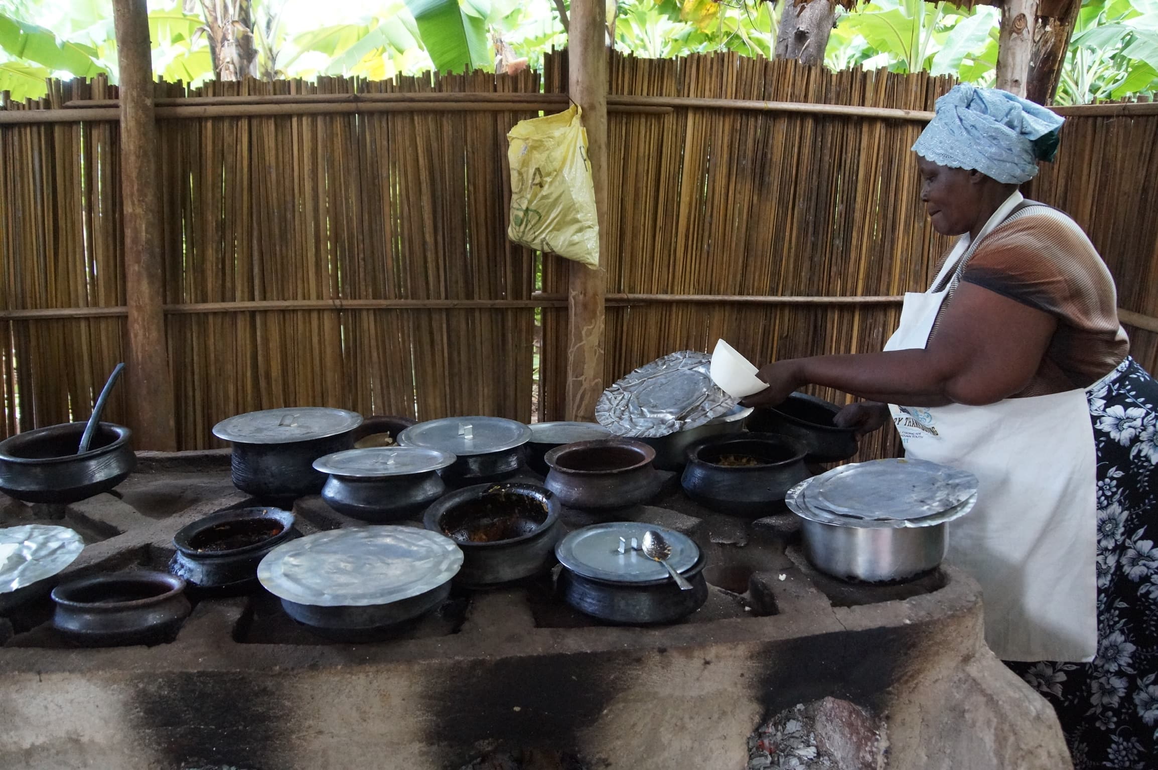 Tanzaniaanse gerechten bereiden tijdens de kookles