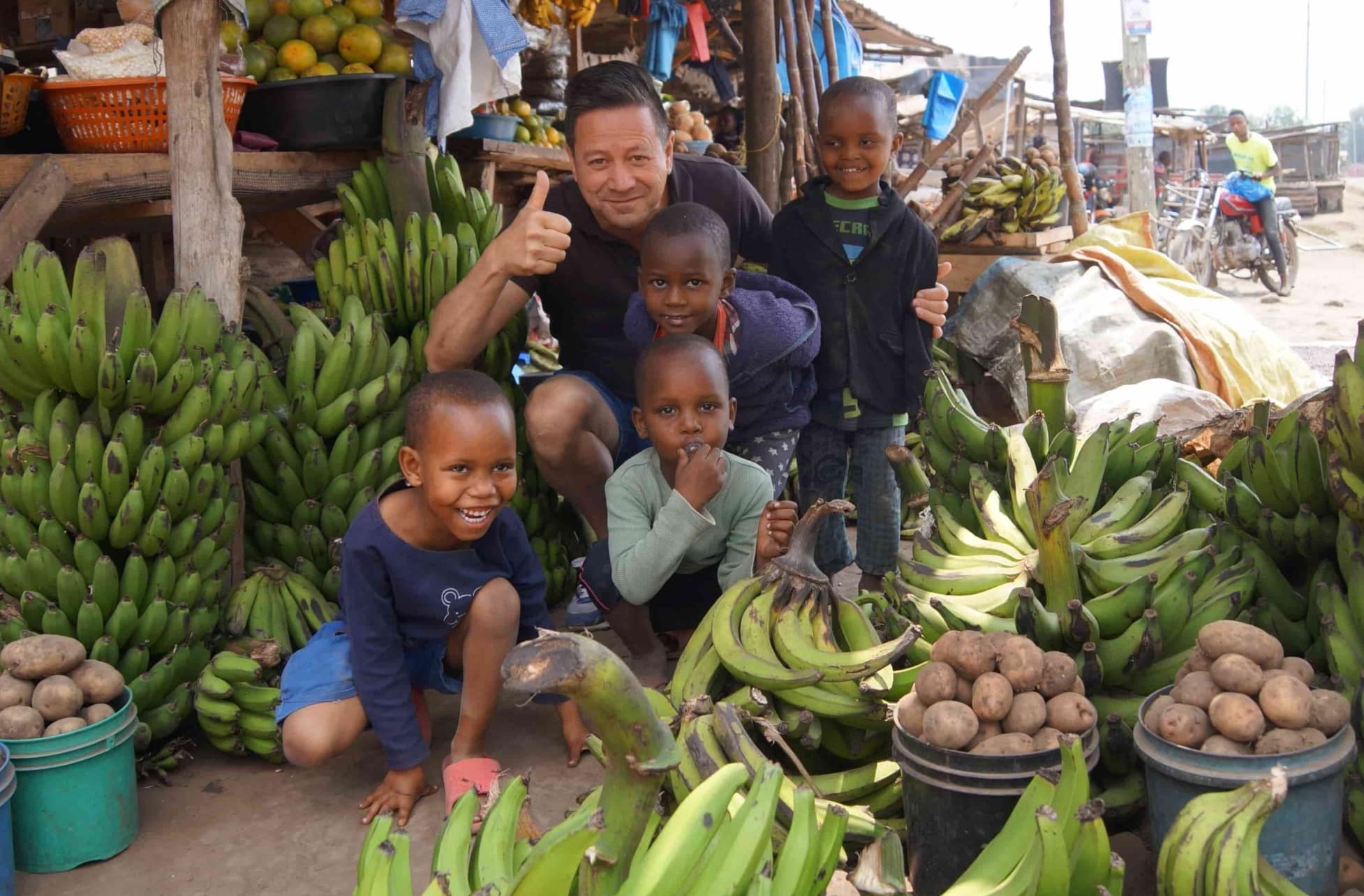 Kleurrijke stoffen en kraampjes op de lokale markt in Arusha