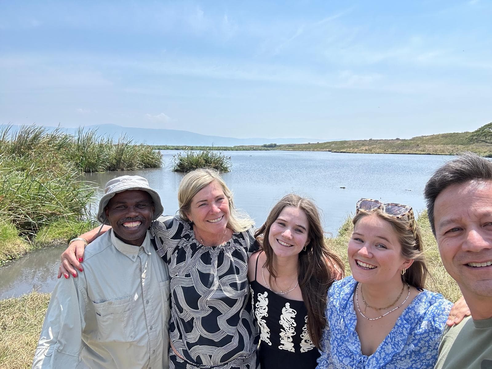 Jonas met een reizigersgezin tijdens hun rondreis door Tanzania