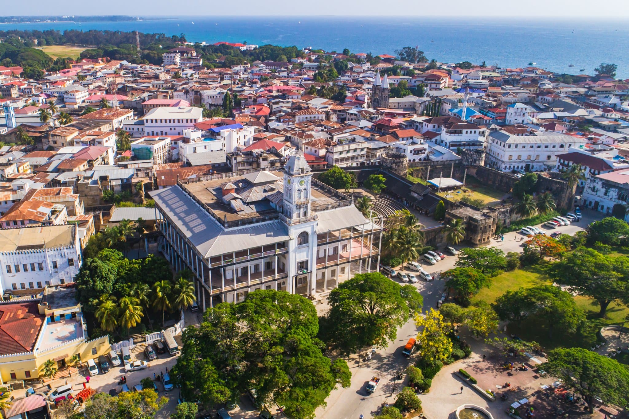 Luchtfoto van Stone Town met kerk aan de kust van Zanzibar