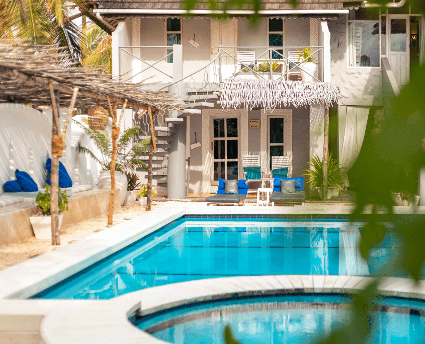 Zwembad met ligbedden van het boutique hotel