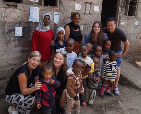 Hollandse familie met kinderen bij een day care