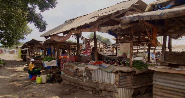 Tanzaniaanse lokale markt in buitenwijk van Arusha