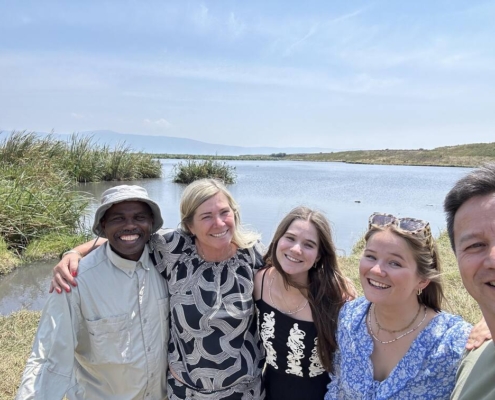 Familie met Jonas in Ngorongoro Krater tijdens lunch