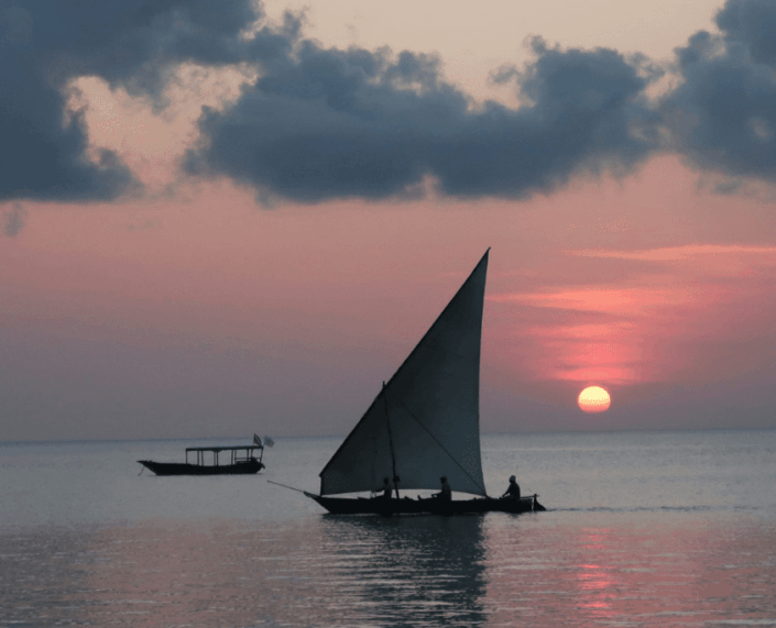 Mooie kleurrijke zonsondergang in Zanzibar met dhow op voorgrond