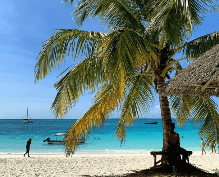 Blauw water met strand op Zanzibar