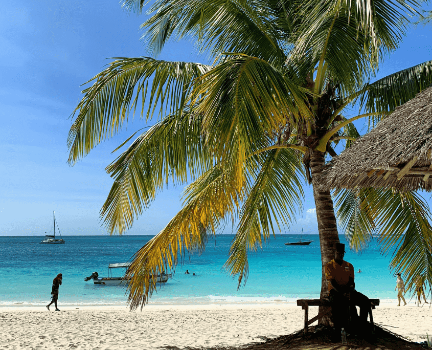 Blauw water met strand op Zanzibar
