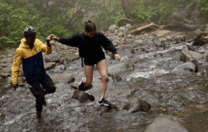 Michelle en Madelon bij Napuru watervallen tijdens lokale excursie
