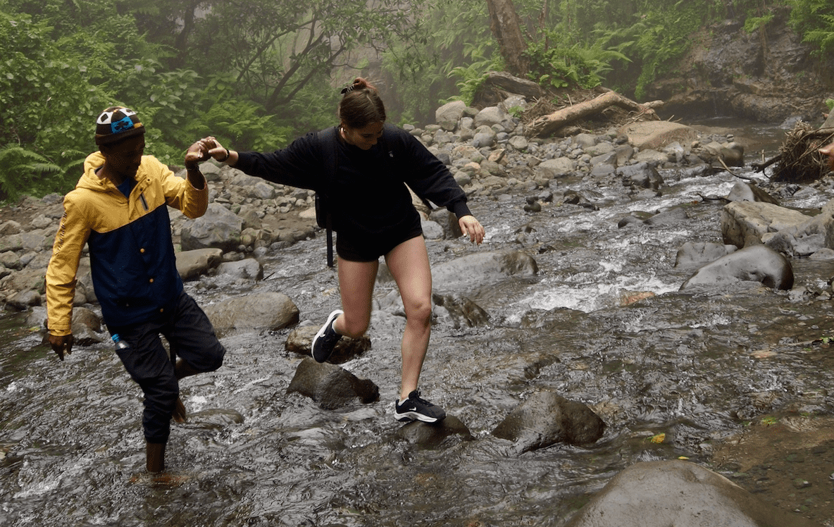 Dame wandelt naar Napuru waterval met gids