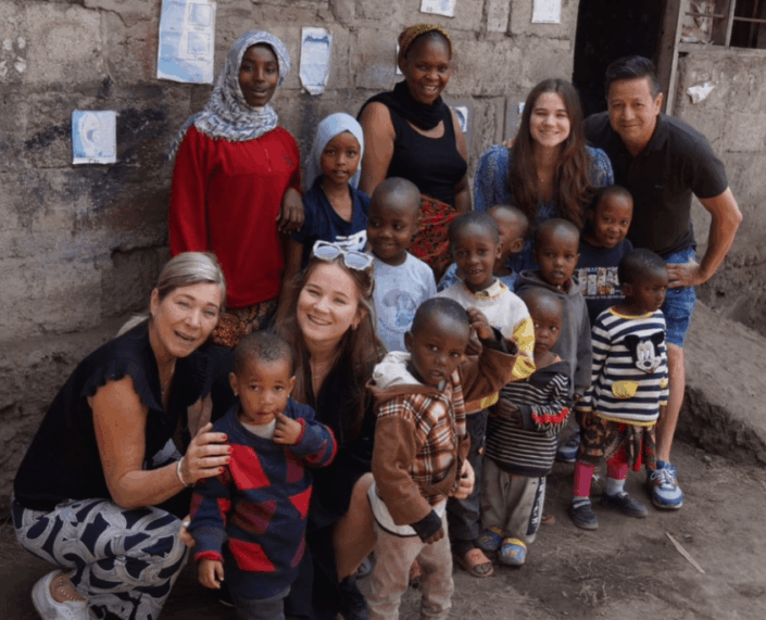 Familie op bezoek bij een day care in Arusha