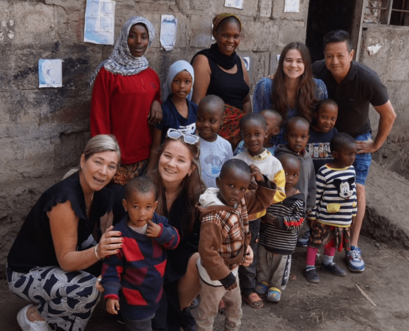 Familie op bezoek bij een day care in Arusha