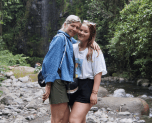 Michelle en Madelon bij Napuru watervallen tijdens lokale excursie