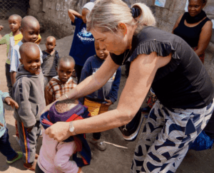 Michelle doet truitje aan bij kind daycare