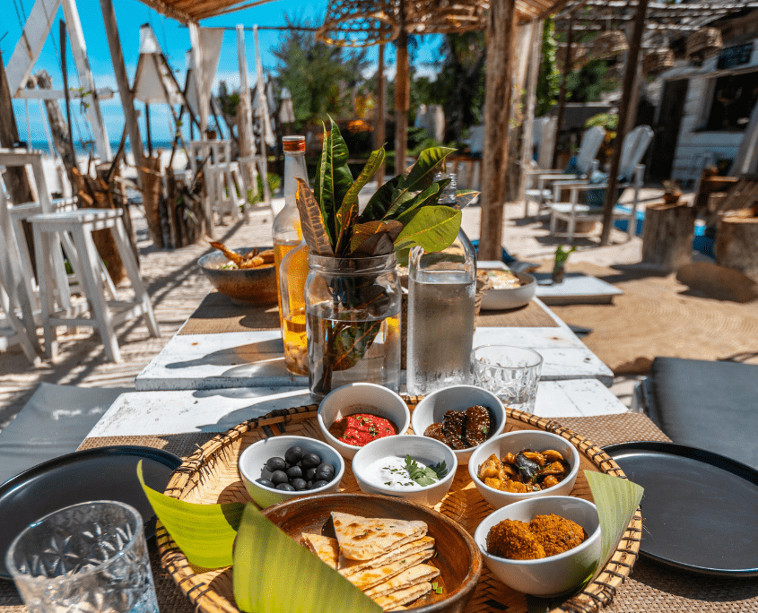 Tafel vol eten op het strand op Zanzibar