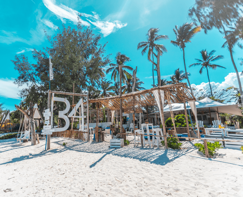 Vooraanzicht hotel Zanzibar aan het strand