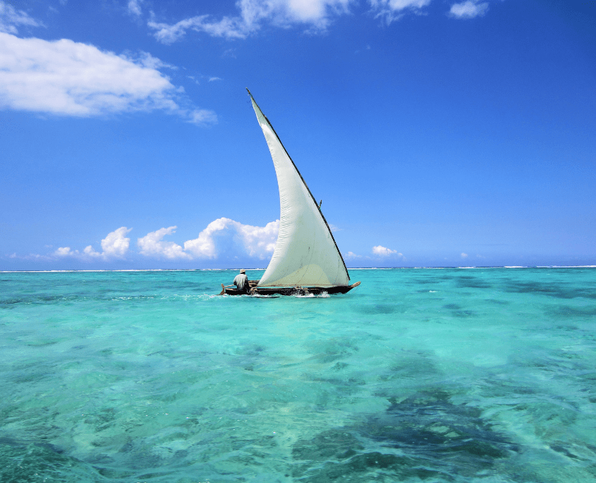 Dhow op helderblauw water Zanzibar
