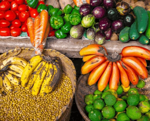 Fruit- en groentekraam in markt in Tanzania