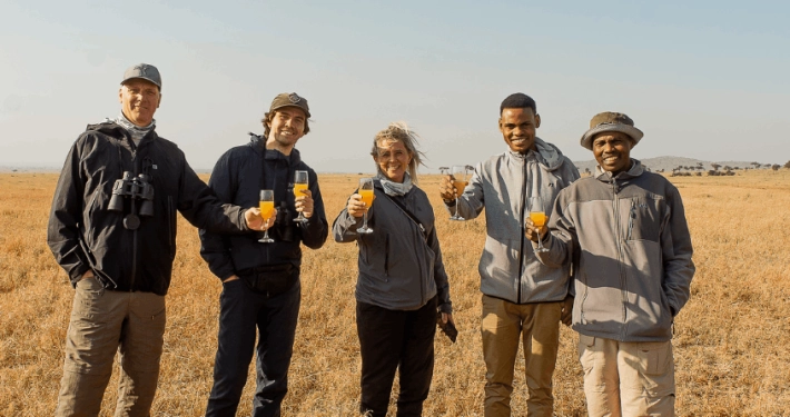 Jonas en Collin met reizigers na de luchtballonvaart