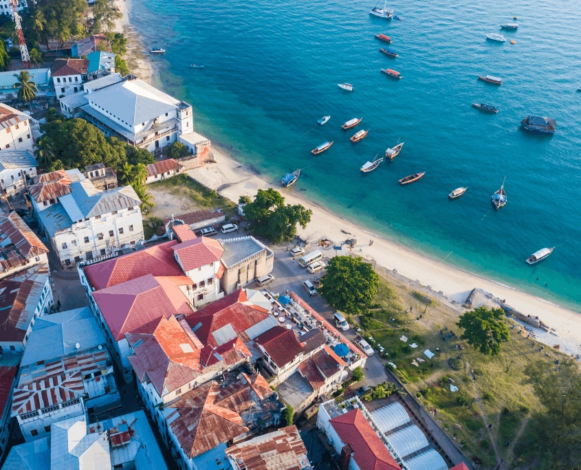 Bovenaanzicht van Stone Town aan de kust van Zanzibar