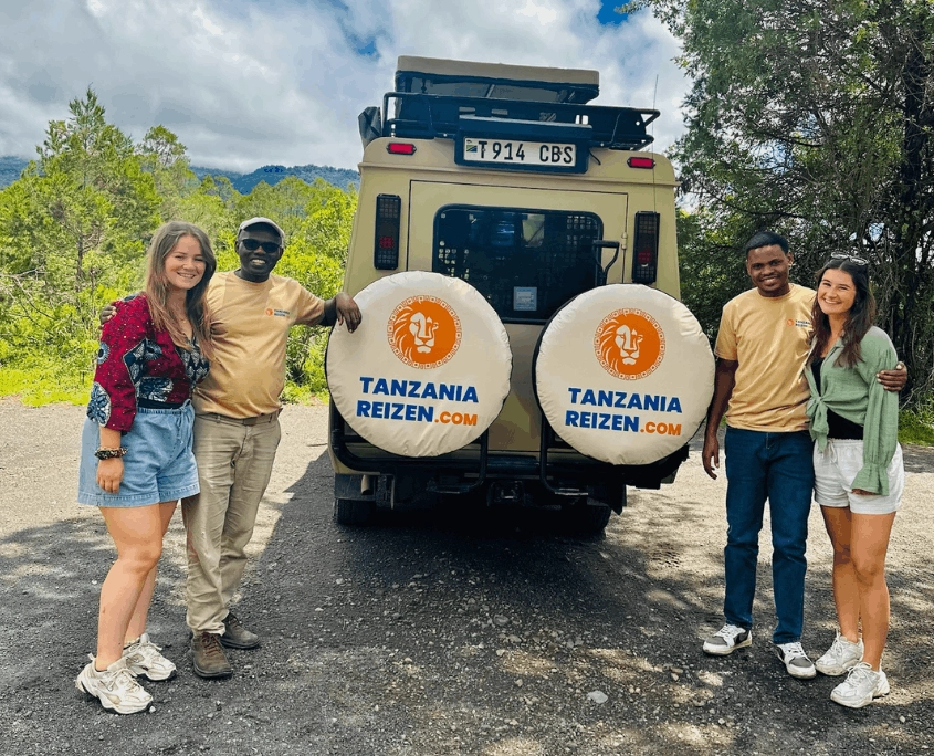 Jonas, Collin, Madelon en Joelle voor de Tanzania Reizen safari jeep